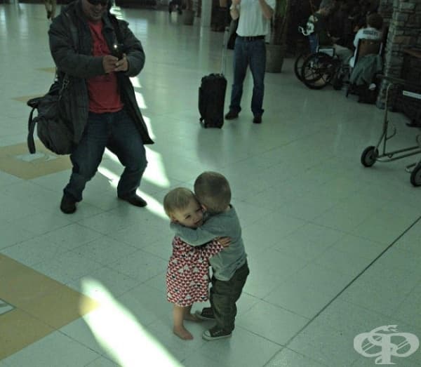 Те се срещат за първи път на летището и решават да се прегърнат.