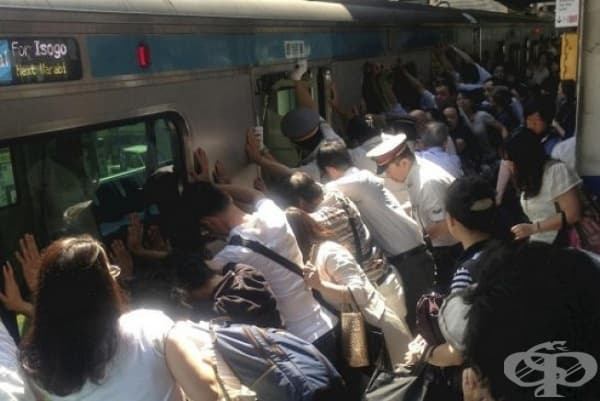 Пътници на метростанция накланят заедно влака, за да освободят заседнала между мотрисата и платформата жена.
