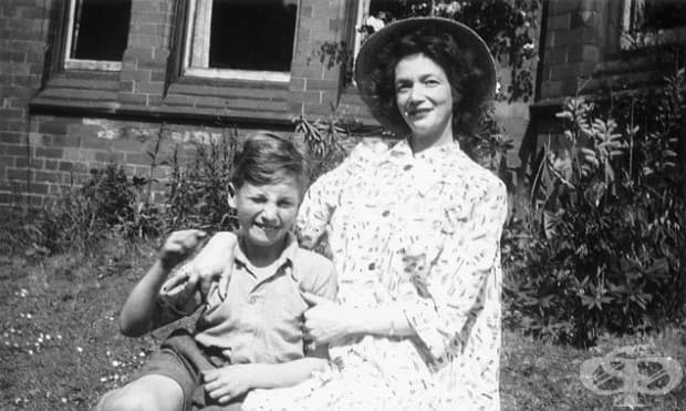 9-годишният Джон Ленън с майка си, 1949.