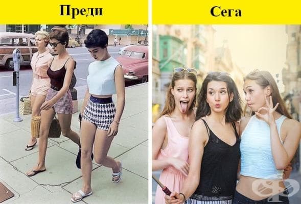 Момичета се разхождат по улиците.