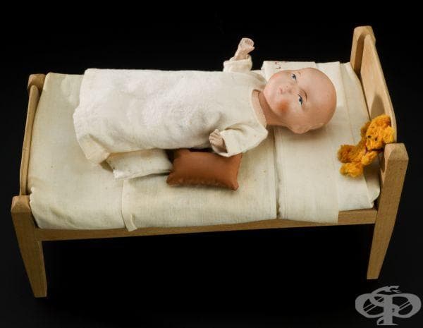 Керамична кукла, използвана в Англия за демонстрация на лечение на полиомиелит от 1930г.