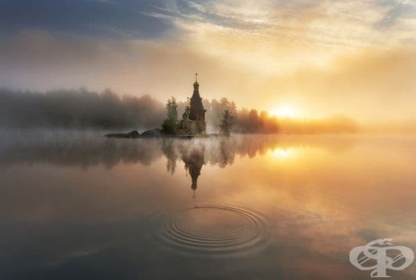 Крайречна църква, обвита в сутрешна мъгла.