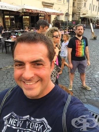 "Спрете да правите селфита" - тази тениска определено изисква подобаващо внимание!