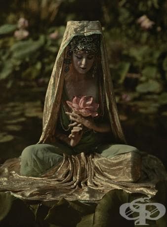 Жена, облечена като китайската богиня позира в градина в Калифорния, 1915