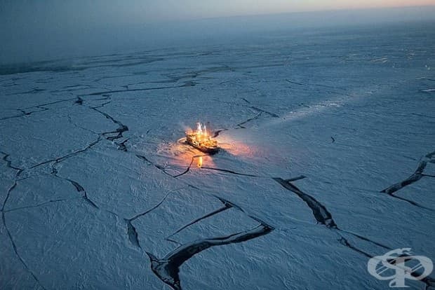 С цел проследяване промените в морския лед, норвежки изследователски кораб Ланс прекарва пет месеца сред него.
