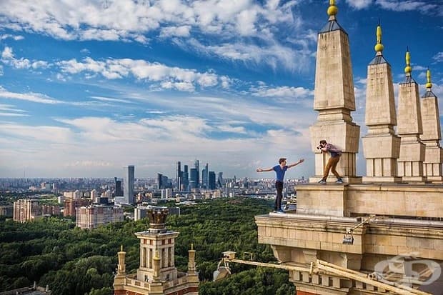 Кирил Вселенски върху корниз в Москва, докато Дима Балашов го заснема. 24-годишните любители на адреналина, известни като rooftoppers, празнуват своите подвизи в Instagram.