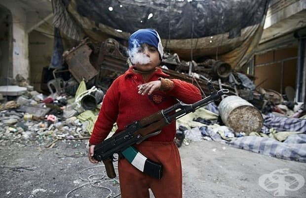 Изгубена невинност: Този 8-годишен сирийски бунтовник не изглежда вече като дете.