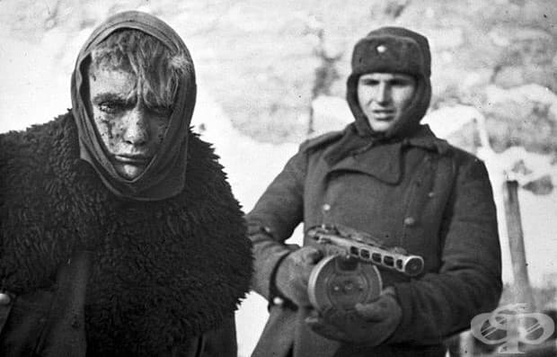 Поражение: Докато войник от червена армия заповядва на германски войник да върви.
