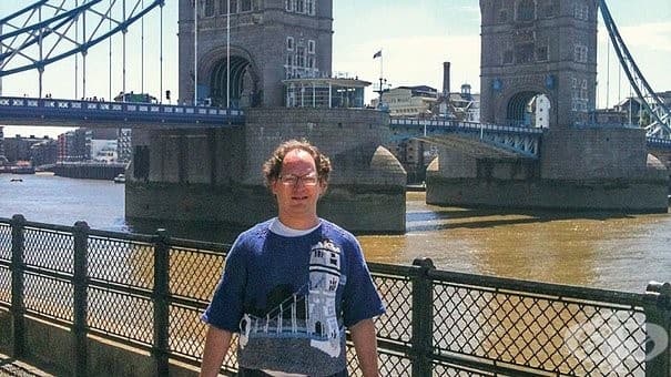Този наистина талантлив мъж плете пуловери на различни места, а после ги посещава!