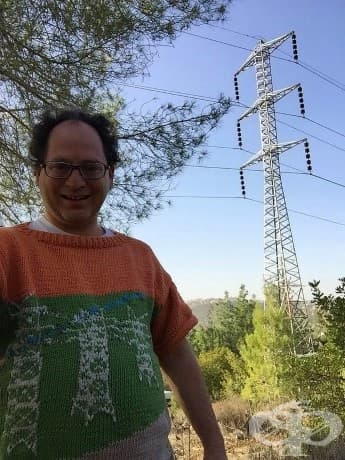 Този наистина талантлив мъж плете пуловери на различни места, а после ги посещава!
