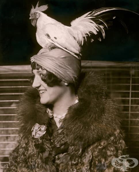 Девойка с шапка с петел, 1926 г.
