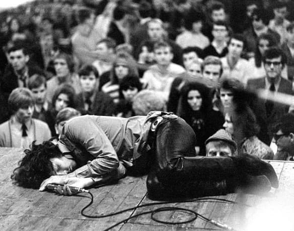 Джим Морисън от "the doors", по време на концерт във Франкфурт през 1968 г.