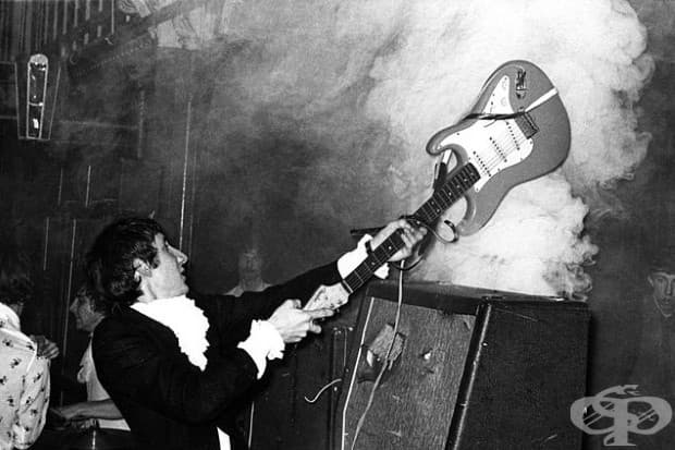 Пит Тауншенд от The Who, докато разбива китарата си на концерт в Granby Halls. Лестър, Англия, 1967 г.