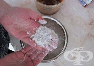 Сместа не трябва да залепва към ръцете. Може да добавите малко олио върху сместа и да я оваляте леко в брашно.