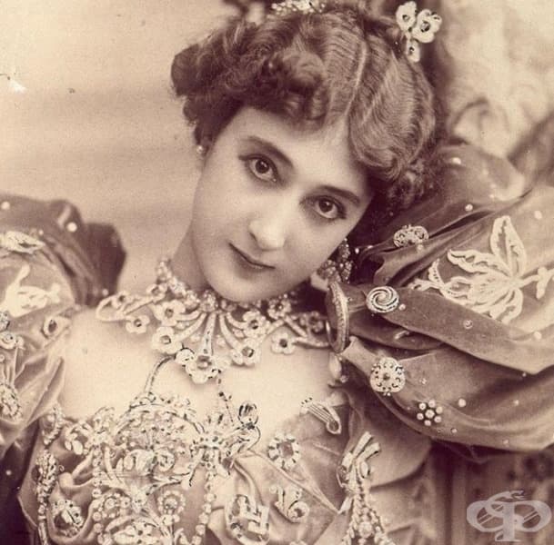 Известна като "La Belle", френска танцьорка и певица, популярна сред кралските особи в много страни.