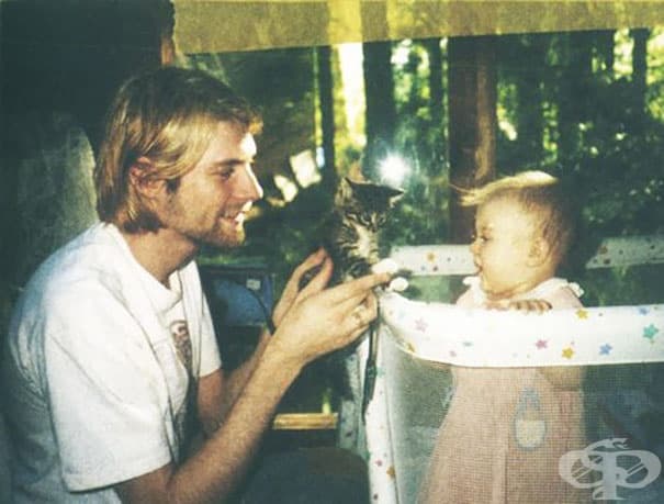 26-годишният Кърт Кобейн показва котенце на дъщеря си Франсис, 1993 г.