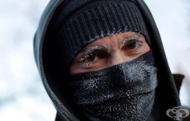 Хората се опитват да се предпазят от измръзване.