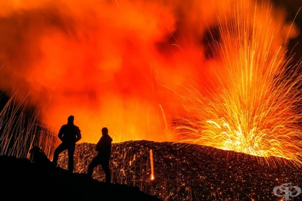 Изригващият вулкана Piton de la Fournaise на френския остров Реюнион, Индийски океан