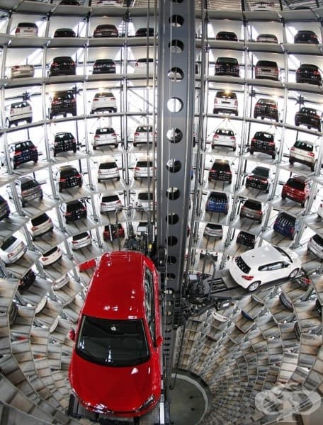 Високотехнологичен паркинг. Завода на Volkswagen, Волфсбург