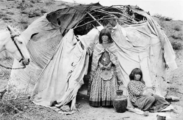 Семейство Апачи, живеещо във Вигвам от дърво и плат, 1880 г.