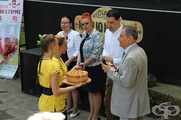 Традиционно... с хляб и сол