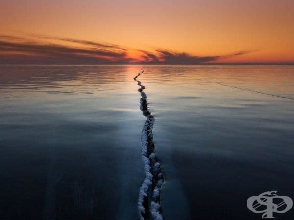 Замръзналото езеро Байкал, Русия.