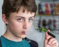Електронните цигари вредят на белите дробове на подрастващите