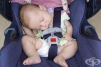 Спането на бебето в приспособления за сядане може да доведе до инцидент