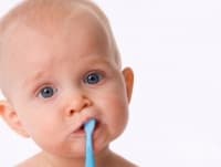 Изблици на плач и избухливост може да съпровождат пробива на млечните зъби