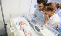 Майчиният глас стимулира развитието на езиковите центрове в мозъка при недоносени бебета