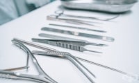 Ръчното почистване на медицинските инструменти излага персонала на замърсени течности