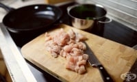 Измиването на пилешкото месо преди готвене крие риск от разпръскване на опасни бактерии