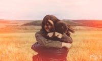 Прегръщането на интимния партньор може да предотврати остра реакция на стрес при жените