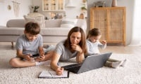 Родителите на малки деца все по-често се обръщат към социалните медии за съвети