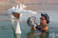 Творец потапя стари вещи в Мъртво море, вдъхвайки им нов живот