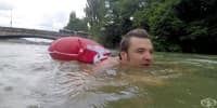 Под водата: Германец плува до офиса си всеки ден, за да избегне трафика
