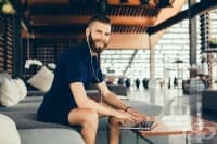 Слушането на музика на работа увеличава продуктивността