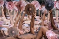 Срещу забраната за голи снимки в Instagram протестира артистът Спенсър Туник