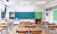 Възстановяват присъственото обучение от 5 до 12 клас с условието, че учениците имат зелен сертификат
