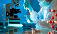 Изпитват клинично лекарство против рак на гърдата, създадено на базата на генетично модифициран вирус