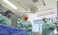 Лекари от ВМА извършиха рядка операция на бебе с вродена малформация