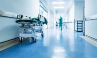 Здравна криза във Великобритания: Пациенти умират в болнични коридори