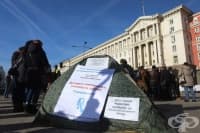 Медицински специалисти нощуваха в палатков лагер пред МС в знак на протест
