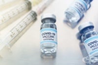 Защо някои ваксини срещу COVID-19 са по-ефективни при мъжете, отколкото при жените