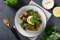 Постни лозови сарми с ориз и орехи