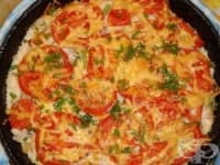 Пилешка запеканка с лук, домати и сметана