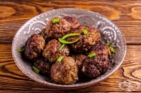 Панирани агнешки кюфтета с морков и чесън (на пара)