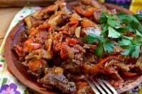 Агнешко с домати, стар лук, чесън и чили