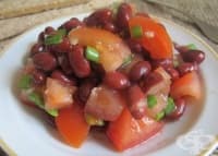 Бобена салата с домати, зелен лук и чеснов сос