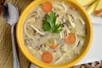 Млечна пилешка супа с див ориз